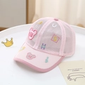 Dettaglio cappellino a rete rosa con toppa a forma di orso e lettera M per bambini - 48-52cm / Rosa