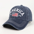 Détail de la broderie AMERICA et du drapeau USA sur casquette de baseball délavée - Réglable / Bleu marine