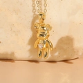 Collar de oso dorado con colgante de circón de corazón en cadena bañada en oro de 14K - Oso con Corazón de Circonita
