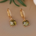 Vergoldete Creolen mit olivgrünem quadratischem Edelstein und glitzernden Zirkonen - Gold / Olivgrün (44507)