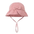Dettaglio cappello sole neonato in mussola rosa con fiocco morbido e cinturino sottogola regolabile - Rosa
