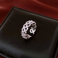 Detail eines 18k vergoldeten Hohlblütenrings mit weißen Zirkonia auf dunklem Leder - Silberner Hohlstil / Silber