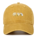 Dettaglio di tre margherite ricamate su un cappellino da baseball giallo in cotone lavato - Taglia unica / Giallo