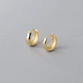Orecchini a cerchio minimalisti in argento sterling S925 dorato in scatto macro da studio - Stile Rotondo / Oro