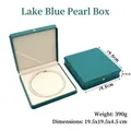 Boîte à bijoux carrée bleu lac en cuir PU pour colliers, taille 19,5x19,5x4,5 cm - Boîte à Perles / Bleu lac