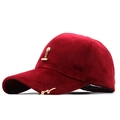 Gorra de béisbol de terciopelo burdeos con cadena dorada y anillos de metal - 56-60cm Ajustable / Rojo