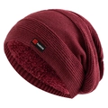 Detalle del gorro de punto burdeos con forro polar suave y parche de cuero FS FASHION - L(58-62cm) / Burdeos