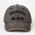Detailansicht der Stickerei ORIGINAL THE BLACK auf einer dunkelgrauen gewaschenen Cap - Einheitsgröße / Kaffeebraun