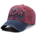 Vintage gewaschene Baseballkappe in Burgund und Dunkelblau mit NOW-Patch und Stickerei - Verstellbar / Rot mit blauer Krempe