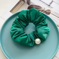 Elastico per capelli in raso verde con ciondolo a perla da donna, stile elegante su vassoio - Verde