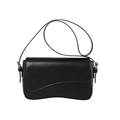Borsa a tracolla minimalista in pelle nera con patta ondulata e dettagli in metallo dorato - Nero