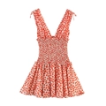 Rode gebloemde mini-jurk met V-hals, gesmokte taille en strikbandjes op witte achtergrond - XS / Rood en Wit Bloemenprint