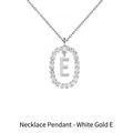 Ciondolo in oro bianco con lettera E e bordo con zirconi scintillanti incastonati - Stile ciondolo lettera E ovale con pavé di zirconi / Argento 925 / 50cm (40+5+5cm) / Oro bianco