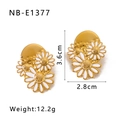 Detailansicht der goldenen Gänseblümchen-Ohrringe mit Maßen von 3,6 cm Höhe und 2,8 cm Breite - Gänseblümchen-Form (NB-E1377) / 18K Vergoldet