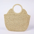 Handgefertigte beige Strohtasche mit rundem Griff und Halbmondform für den Strand - Gebrochenes Weiß