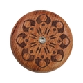 Draufsicht auf UFO-Brotmesser aus Palisander mit graviertem Mandala-Muster-Detail - Muster 3 Mandala + 5 Klingen