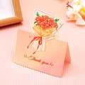 Elegante biglietto di ringraziamento con bouquet di rose 3D su sfondo rosa - Rosa - Grazie