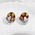 Dettaglio di orecchini vintage francesi con smalto rosso e superfici argentate irregolari - Argento