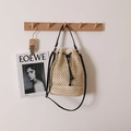 Bolso saco de paja beige con correas de cuero negro y cierre de cordón - Beige