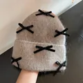 Berretto in maglia beige in pelliccia di coniglio con fiocchi di velluto nero - Taglia unica / Moka