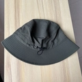 Detalle de sombrero de nylon verde oscuro con hebilla de cordón ajustable negra - Talla única / Verde Oscuro