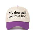 Vue avant d'une casquette bicolore avec visière violette et texte My Dog Said You're a Hoe - Réglable / Beige/Violet