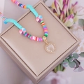 Detalle de collar de cuentas multicolores con colgante de corazón dorado en joyero - 1# Blanco Perla Concha