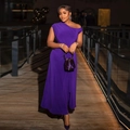 Elegantes lila schulterfreies Abendkleid mit geraffter Taille und seidigem langen Rock - S / Lila