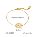 Dettaglio bracciale in acciaio dorato con ciondolo a fiore in madreperla e chiusura a moschettone - Bracciale a Fiori a Cinque Petali(HC-B20147)