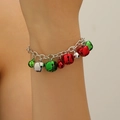 Dettaglio di un bracciale festivo con campanelli rossi, verdi e argento indossato al polso - Bracciale (0048)