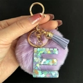 Détail du porte-clés pompon violet avec lettre E en résine et paillettes cœurs - Lettre E