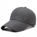 Herren Baseballkappe in Dunkelgrau mit strukturierter Oberfläche und seitlichem Metalllogo - Verstellbar / Grau