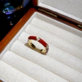 Detailansicht des 14k vergoldeten Rings mit roter Emaille und quadratischen Zirkonia - Roter Emaille Quadratischer Zirkon Stil / Rot (Echt vergoldet)