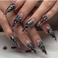 Uñas postizas stiletto góticas con degradado negro, cruces de plata y flores secas - Estilo con Pegamento (JP2808)