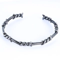Detalle del diseño de espinas en el brazalete abierto de acero inoxidable plata antigua - Plata Antigua