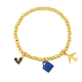 Detail von goldenem Perlenarmband mit blauem Herz, Kaffeetasse und Flugzeuganhängern - Blau