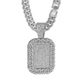 Nahaufnahme der silbernen Iced-Out-Panzerkette und des mit Strass besetzten Dog-Tag-Anhängers - Silberner Anhänger + 50CM Kubanische Kette / 13mm