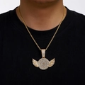 Collar de hip hop con colgante de alas doradas y cadena cubana usado por un modelo - Colgante dorado con cadena salomónica de 20 pulgadas