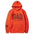Sweat à capuche orange vif avec imprimé DAD EST 2024 noir et motif cœur sur la manche - S / Hauts / Orange (312)