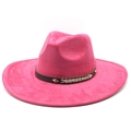 Detail von pinkfarbenem Wildlederhut mit braunem Lederband und goldener Rauten-Niete - Fuchsia