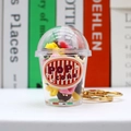 Detailansicht eines Mini-Popcorn-Schlüsselanhängers mit bunten Inhalten und Goldkette - Popcorn-Weinrot
