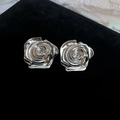 Orecchini a rosa argento 3D con trama metallica di petali su velluto nero - Stile Fiore di Rosa 3D / Orecchini a Bottone con Perno in Argento - Argento