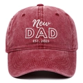 Donkerrode gewassen katoenen honkbalpet met wit New DAD EST. 2025 borduurwerk tekst - Wijnrood (DAD 2025)