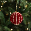 Boule de Noël 8cm bordeaux floquée avec paillettes dorées sur un sapin - Style vertical