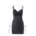 Detailaufnahme von schwarzem Satin-Minikleid mit feinem Spitzenbesatz und V-Ausschnitt - S / Schwarz