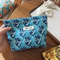 Detalle de bolsas de maquillaje de algodón con estampado indio retro y flores - Estampado Floral Azul Azul