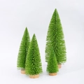 Vier mini grüne Glitzer-Weihnachtsbäume mit runden Holzsockeln in verschiedenen Größen - 10cm / Grün