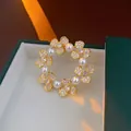 Broche couronne dorée avec pétales en diamant et perles blanches sur velours - Couronne de Strass Dorée (60#)