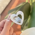 Dettaglio macro della molletta a cuore in acetato bianco perlato con incisione francese - Sirena Bianca