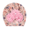 Detail der rosa geblümten Baby-Turban-Mütze mit Stoff-Sonnenblumen und Perlenmitte - B Rosa Blumig